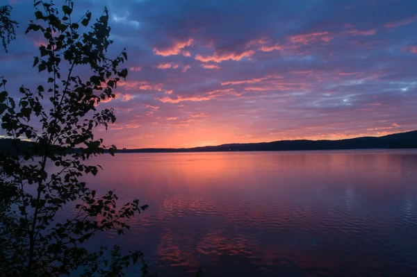 Lever de soleil lumineux sur la rive du lac forestier — Photo