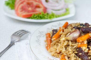 Ulusal pilavı pilav ile sığır eti yuvarlak tabakta