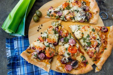 kıyılmış dilim pizza mantar, zeytin ve salam