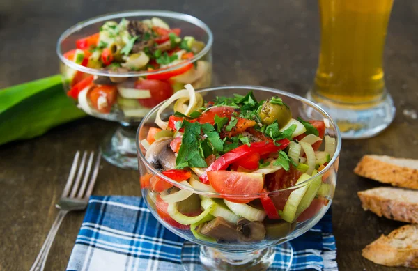 Ensalada italiana con tomates cherry, champiñones, pimientos dulces y —  Fotos de Stock