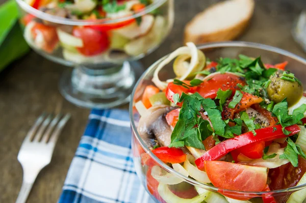 Ensalada italiana con tomates cherry, champiñones, pimientos dulces y —  Fotos de Stock