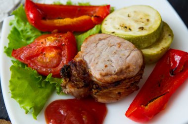 Kavrulmuş domuz biftek ızgara sebzeli