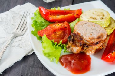 Kavrulmuş domuz biftek ızgara sebzeli