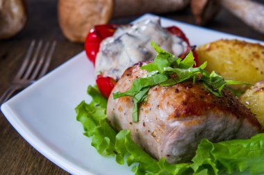 Domuz eti biftek fırında patates ve mantar sos ile