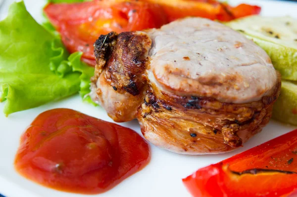 Filete de cerdo asado con verduras a la parrilla —  Fotos de Stock