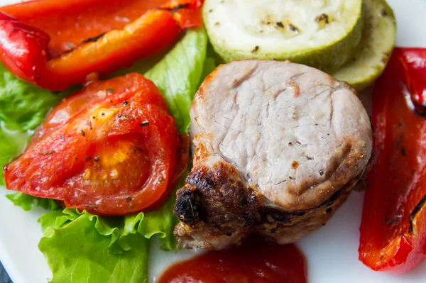 Filete de cerdo asado con verduras a la parrilla —  Fotos de Stock