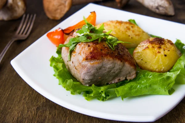 Filete de cerdo con patata al horno y salsa de champiñones —  Fotos de Stock