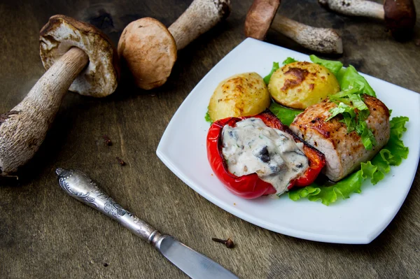 Vepřový steak s pečenými brambory a houbovou omáčkou — Stock fotografie