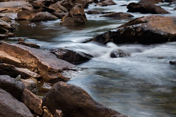 Rivière de montagne rapide coulant parmi les pierres — Photo