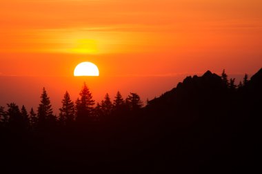 Ufukta güneş diski yükselir