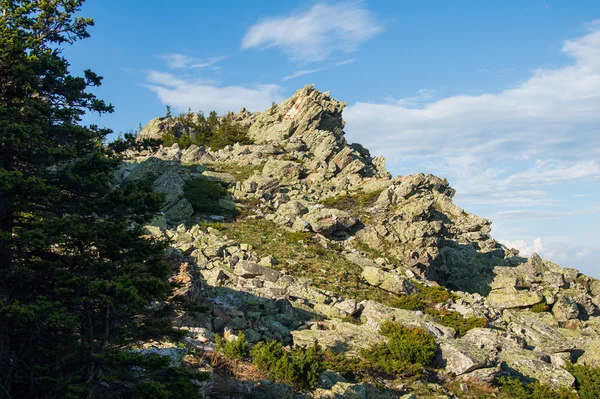 Gipfel des Felsens unter blauem Himmel — Stockfoto