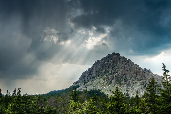 Rays of the sun above the crest of the cliff — Stock Photo, Image