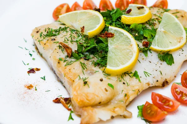 Pescado a la parrilla con verduras y salsa de crema —  Fotos de Stock