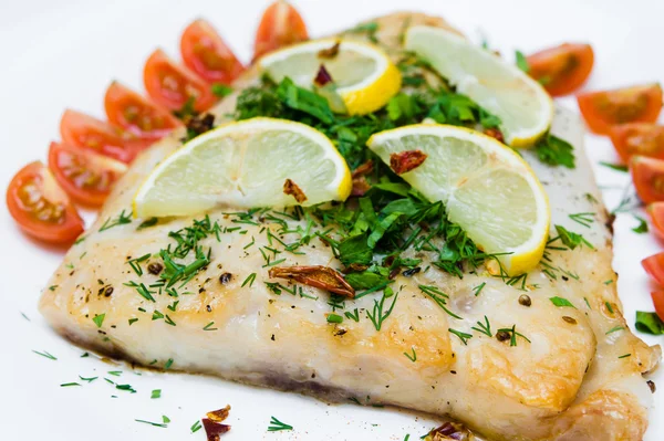 Grilled fish with vegetables and cream sauce — Stock Photo, Image