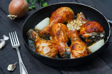 bir tavada kızarmış tavuk sopaları