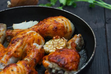 bir tavada kızarmış tavuk sopaları