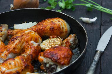 bir tavada kızarmış tavuk sopaları