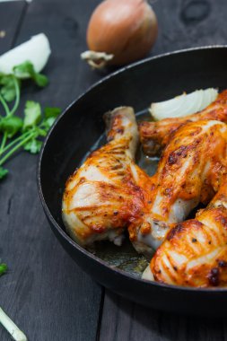 bir tavada kızarmış tavuk sopaları