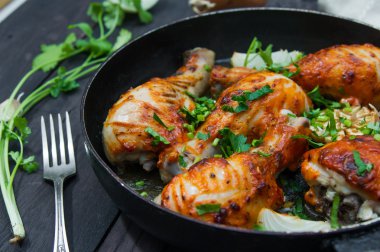 bir tavada kızarmış tavuk sopaları