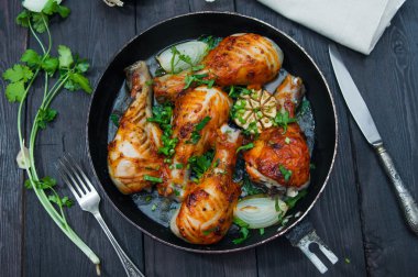 bir tavada kızarmış tavuk sopaları