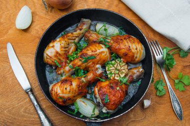 bir tavada kızarmış tavuk sopaları