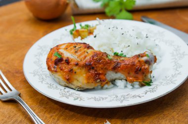 pirinç ile süslenmiş kavrulmuş tavuk baget