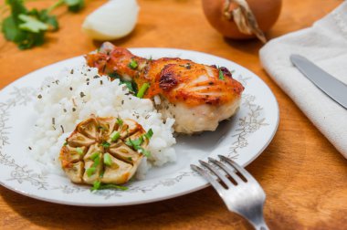 pirinç ile süslenmiş kavrulmuş tavuk baget