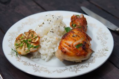 pirinç ile süslenmiş kavrulmuş tavuk baget