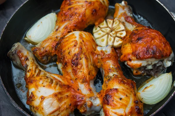 Fried chicken drumsticks in a frying pan — Stock Photo, Image