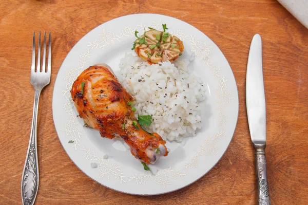 Pirinç ile süslenmiş kavrulmuş tavuk baget — Stok fotoğraf