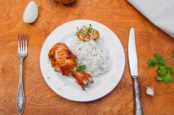 Pečené kuřecí stehno s rýží — Stock fotografie