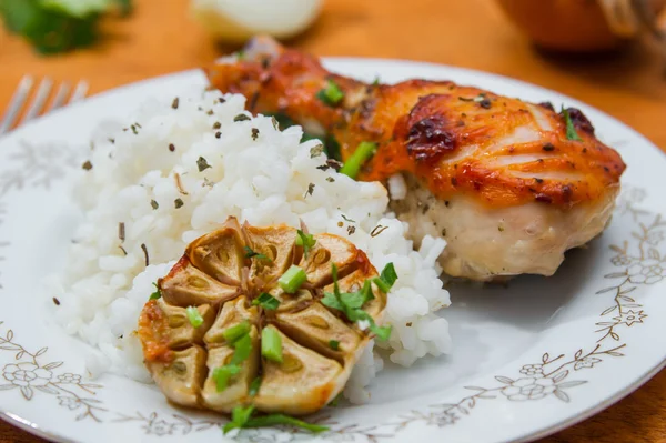 Baqueta assada de frango decorada com arroz — Fotografia de Stock