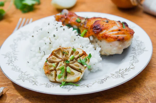 Muslo de pollo asado adornado con arroz — Foto de Stock