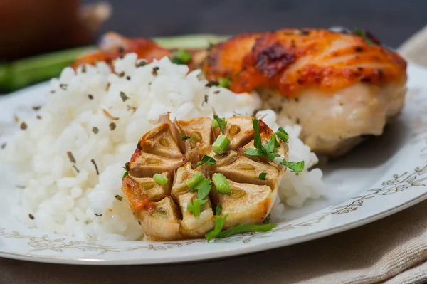 Muslo de pollo asado adornado con arroz —  Fotos de Stock