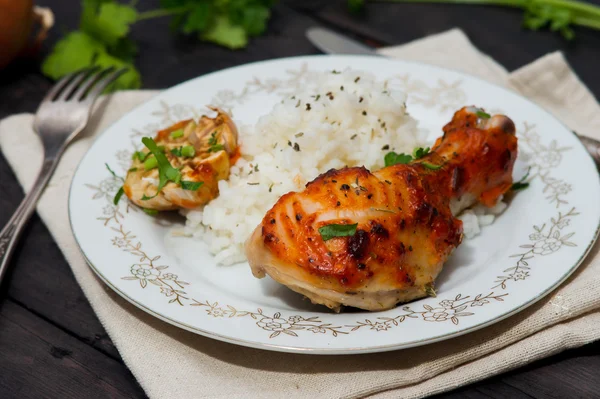 Muslo de pollo asado adornado con arroz —  Fotos de Stock