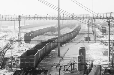 raylar üzerinde kömür yüklü vagonlar