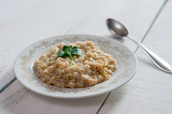 Flocons d'avoine sur une assiette blanche — Photo