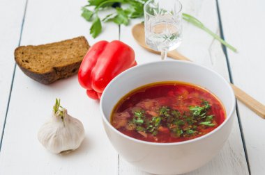 Pancar çorbası otlar ile büyük kase