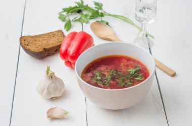 Pancar çorbası otlar ile büyük kase