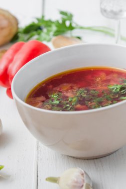 Pancar çorbası otlar ile büyük kase