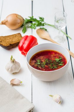 Pancar çorbası otlar ile büyük kase