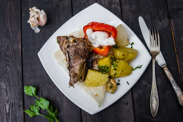 Chuletas de lomo de cordero con patatas al horno —  Fotos de Stock