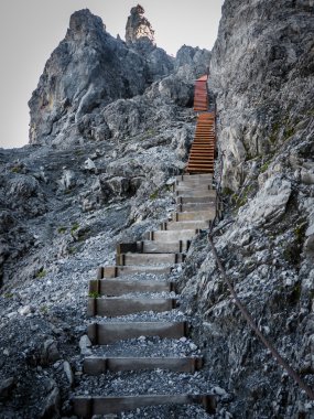 Adımları kayalarda