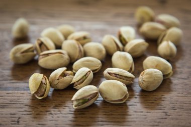 Ahşap masada fıstıklar.