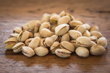 Ahşap masada fıstıklar.