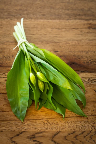 Ramsons frais sur une assiette en bois Photo De Stock