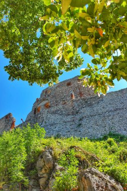 Cseszneki Kalesi 'nin kalıntıları.