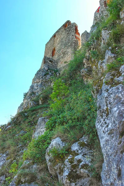 Руины Замка Чешнеки Венгрии — стоковое фото