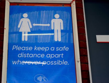 Tren istasyonundaki güvenli mesafe mavi işareti..