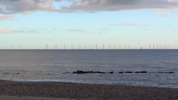 Generátory větrných mlýnů v moři. — Stock video